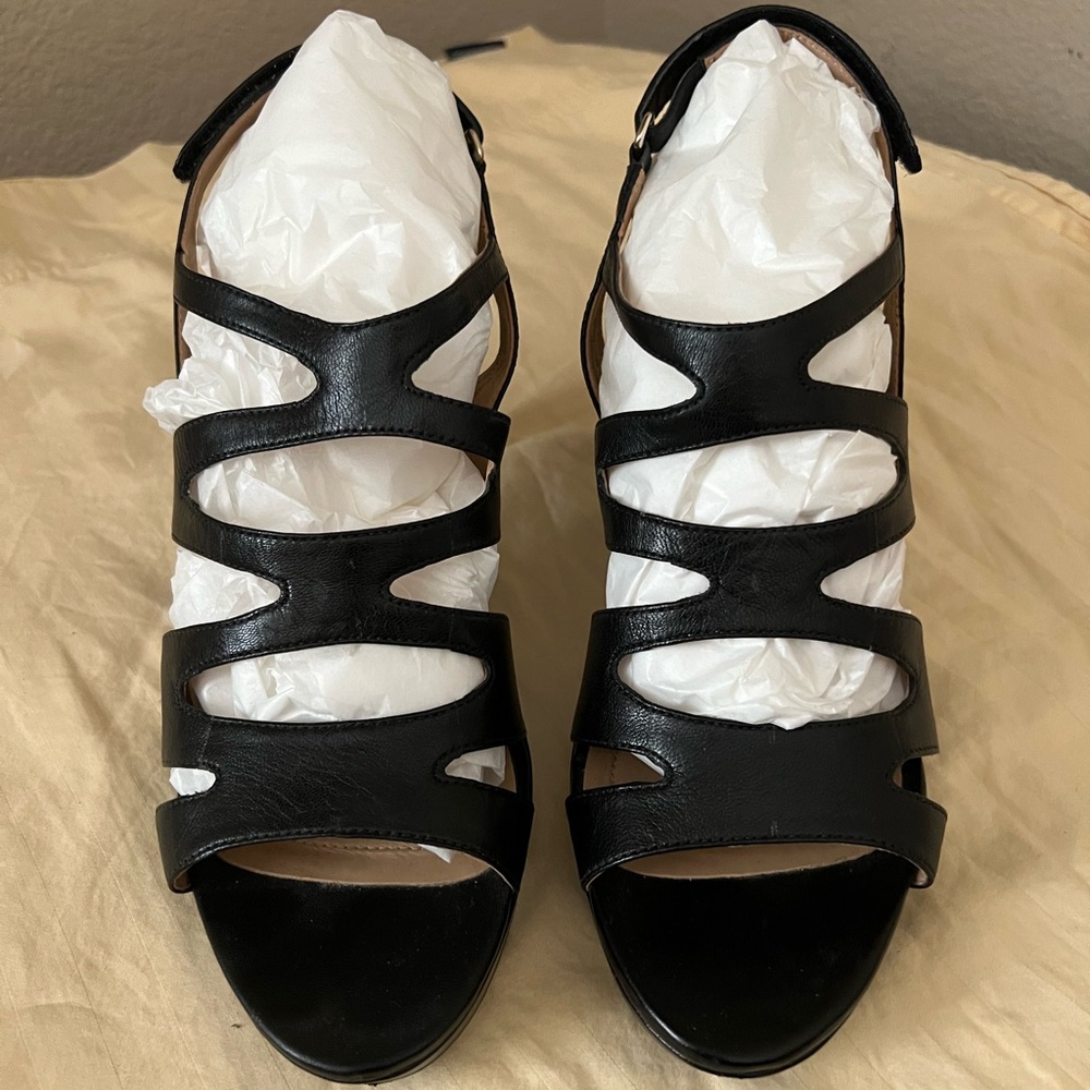 Aerosols 9 1/2 m Dame Game Black Leather Sandal.